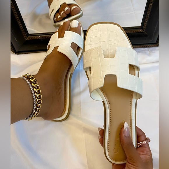 Xena - White Croc Sandal - Picture 2 of 3